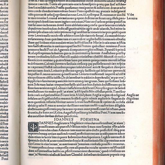 In hoc volumine hec continentur. Platyne de vitis maxi. ponti. historia periocunda. Diligenter recognita: et nunc tantum integre impressa. Raphaellis Volaterrani historia. De vita quattuor maxi. ponti. nuper edita & in fine posita. Platyne de falso & vero